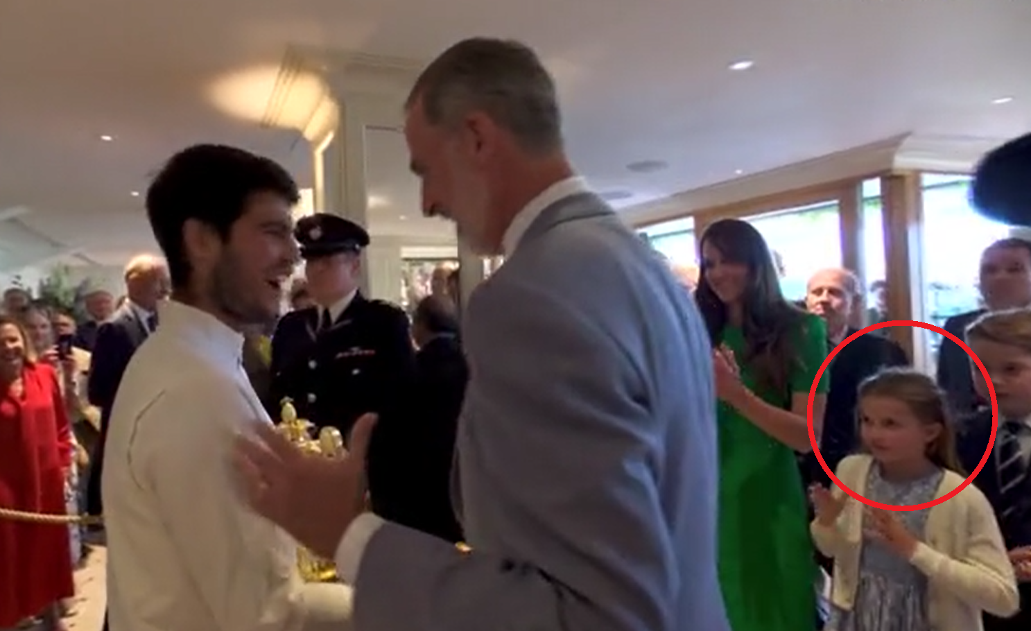 夏洛特見艾卡拉斯即變怕醜小綿羊。(互聯網)