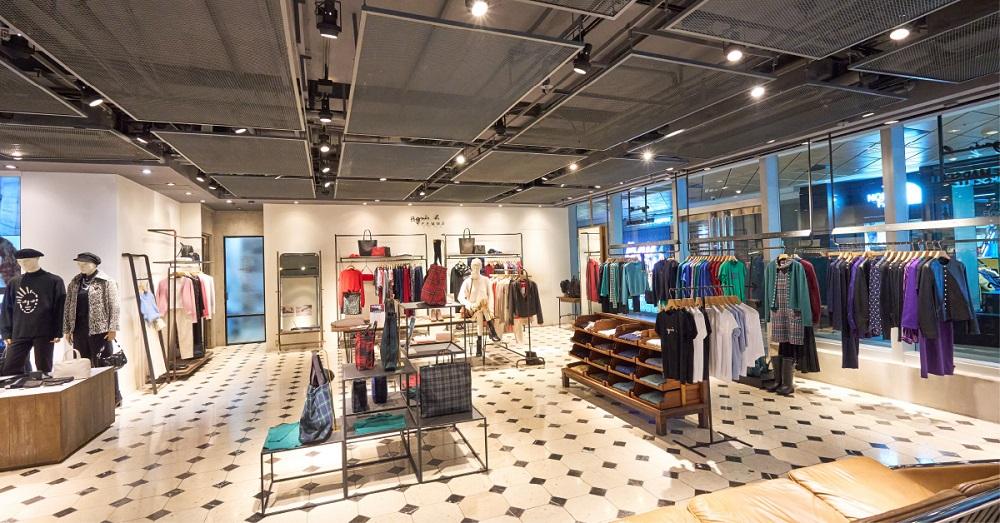 圍方The Wai|agnès b.新店位於圍方商場2樓,主入口是agnès b.主題,另一入口則是品牌的年輕支線SPORT b.主題。