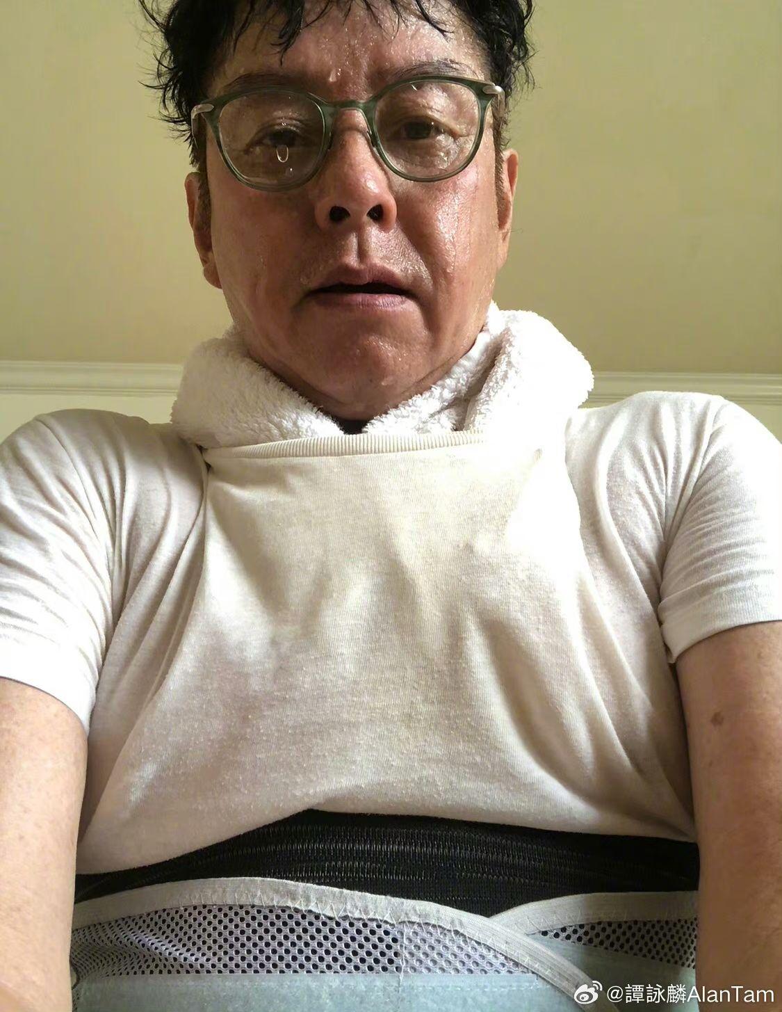 譚詠麟昨日自拍爆汗照,被網民發現有鼻毛。