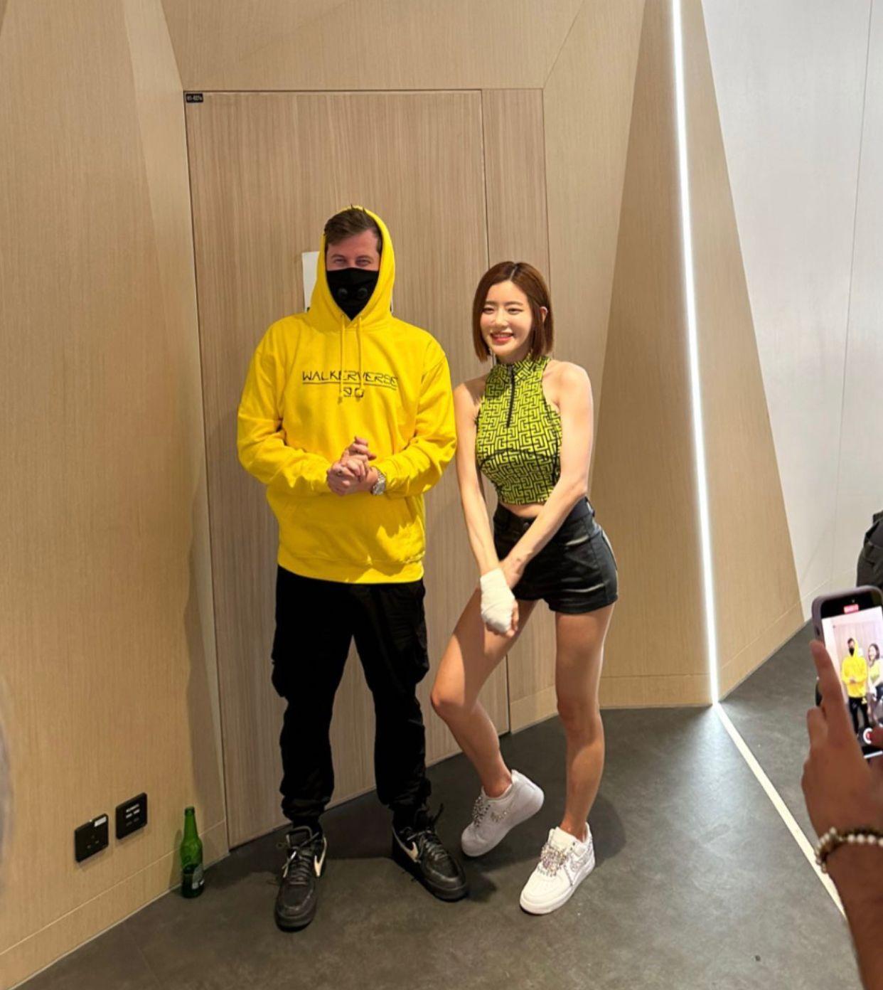 嘉賓DJ Soda在台後跟Alan Walker合照留念。