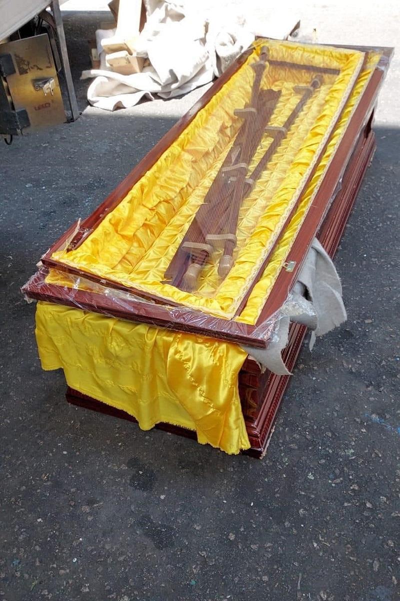 尖沙咀有一副棺材從貨車上跌到路面。(網上圖片)