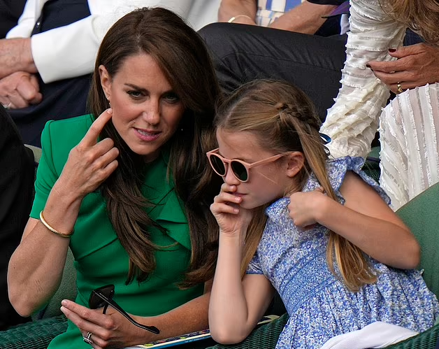 夏洛特及喬治觀看溫布頓網賽。(美聯社、路透社、互聯網)