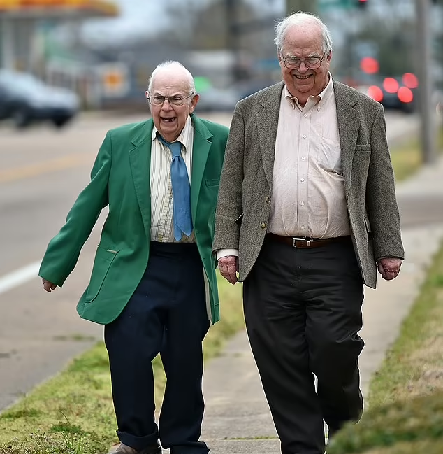 自閉症|特里普萊特(左)及弟弟。(互聯網)