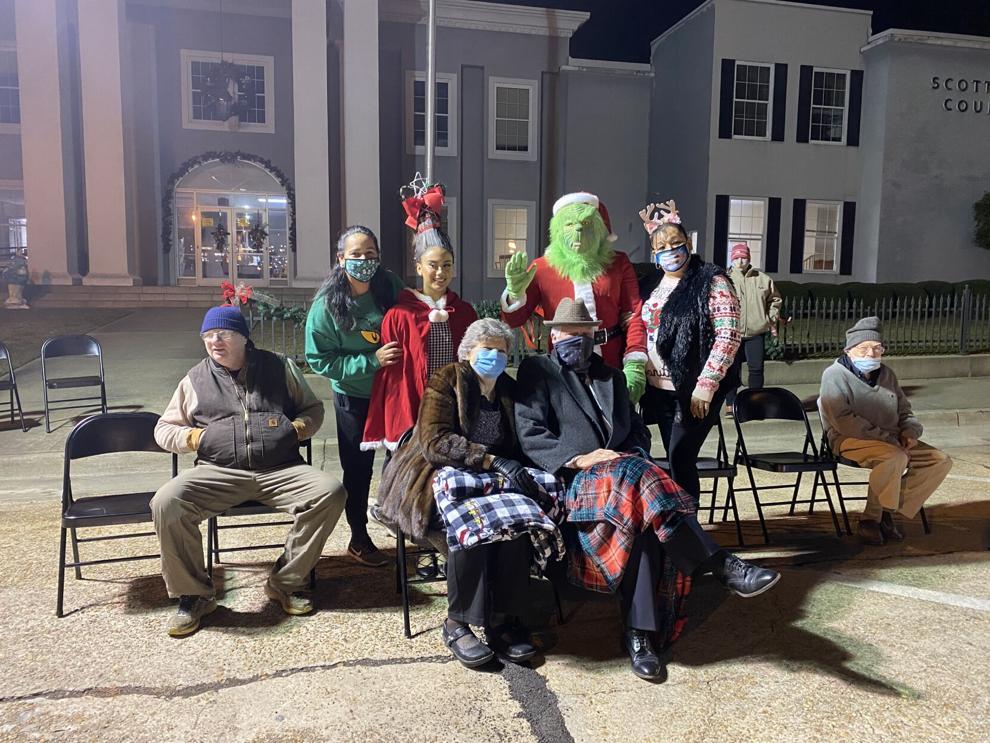 自閉症|2020年,特里普萊特(右)老家福雷斯特(Forest)有巡遊活動,他亦有湊熱鬧。(互聯網)