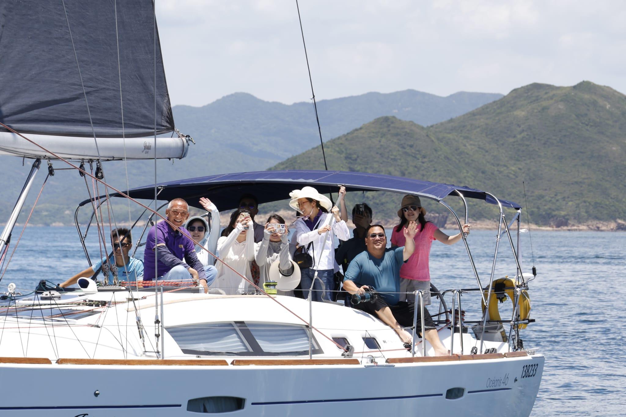 西貢鯨魚|網片顯示布氏鯨現身西貢海域,不少市民坐船出海尋覓鯨影。(林俊源攝)