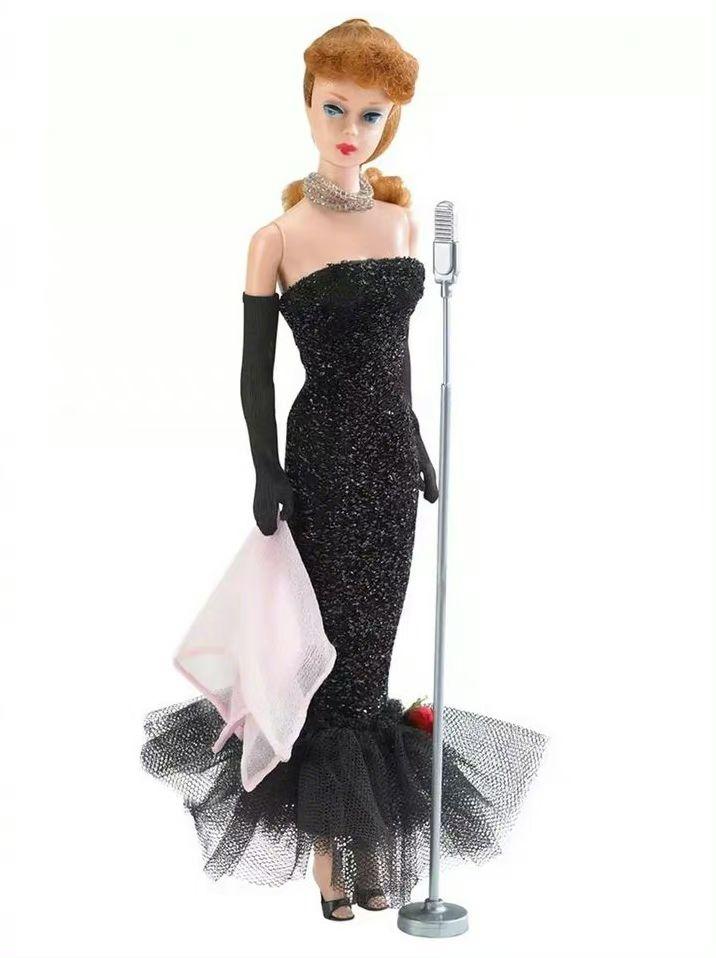 女主角瑪歌羅比神還原Barbie的經典造型。