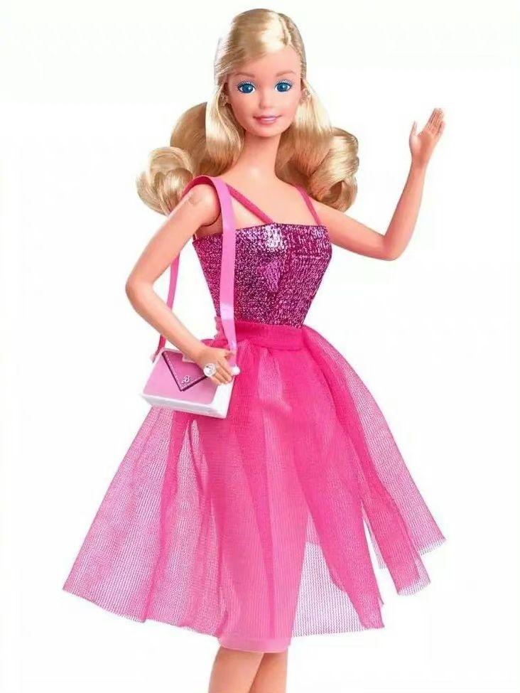女主角瑪歌羅比神還原Barbie的經典造型。