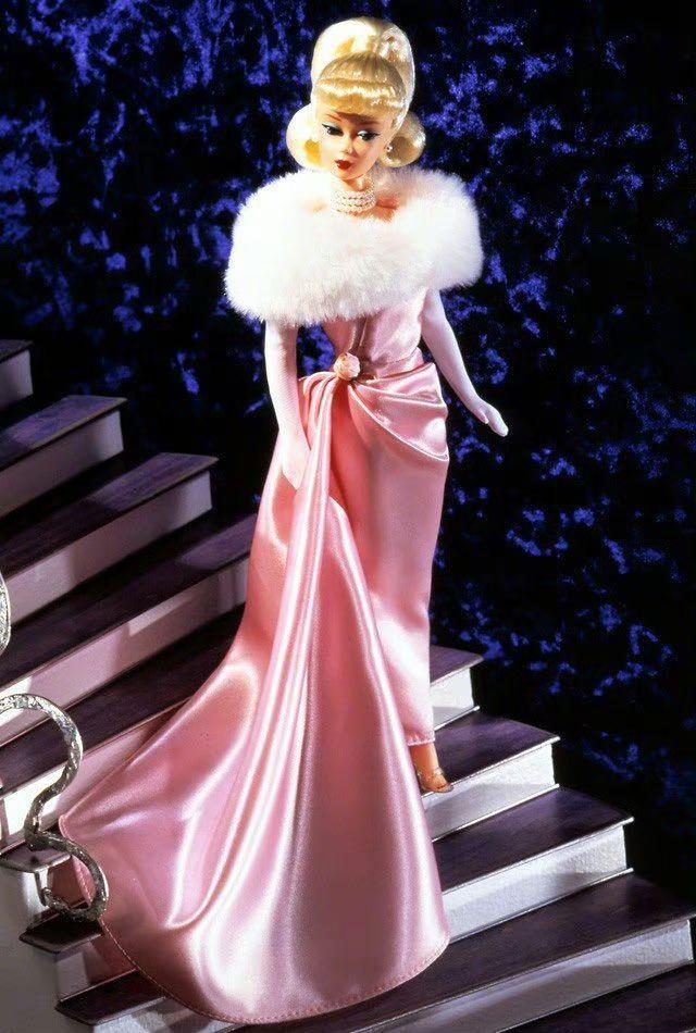 女主角瑪歌羅比神還原Barbie的經典造型。