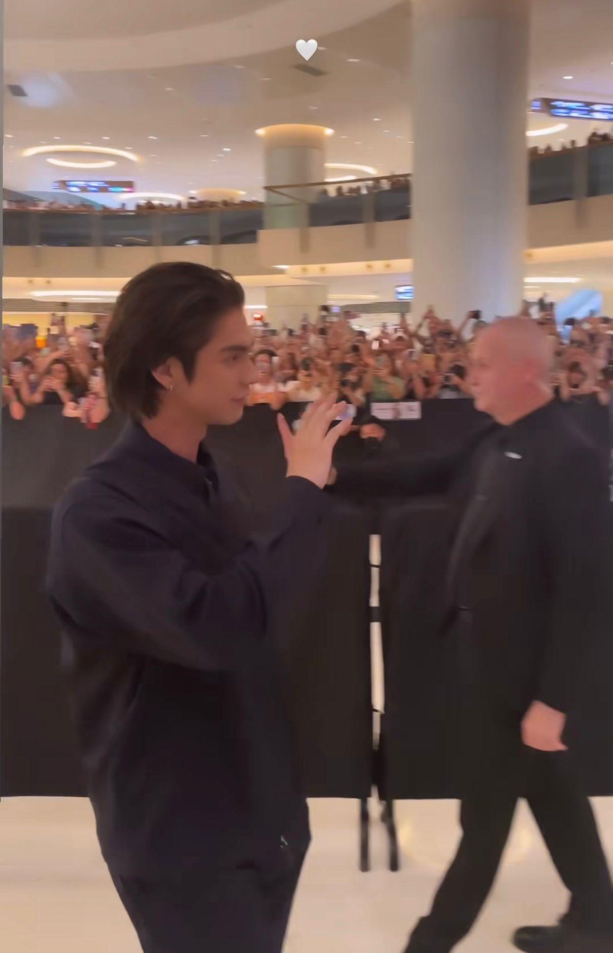 當活動結束,Bright亦跟店外一直守候的粉絲揮手打招呼。