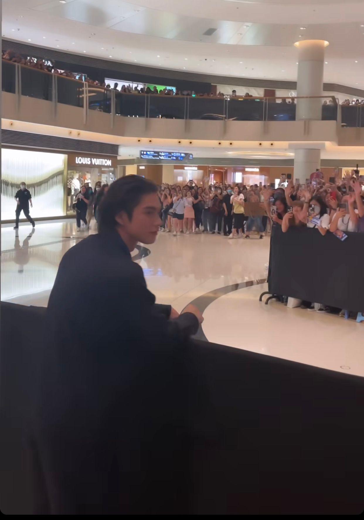 當活動結束,Bright亦跟店外一直守候的粉絲揮手打招呼。