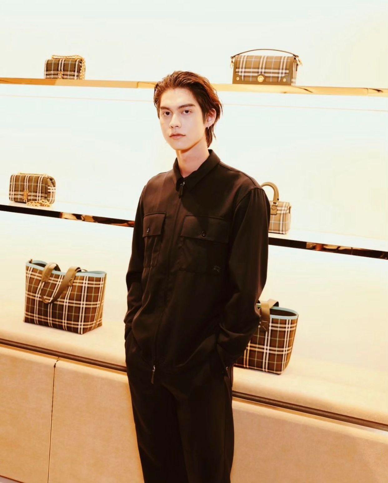 Bright出席Burberry的圓方新店開幕活動。