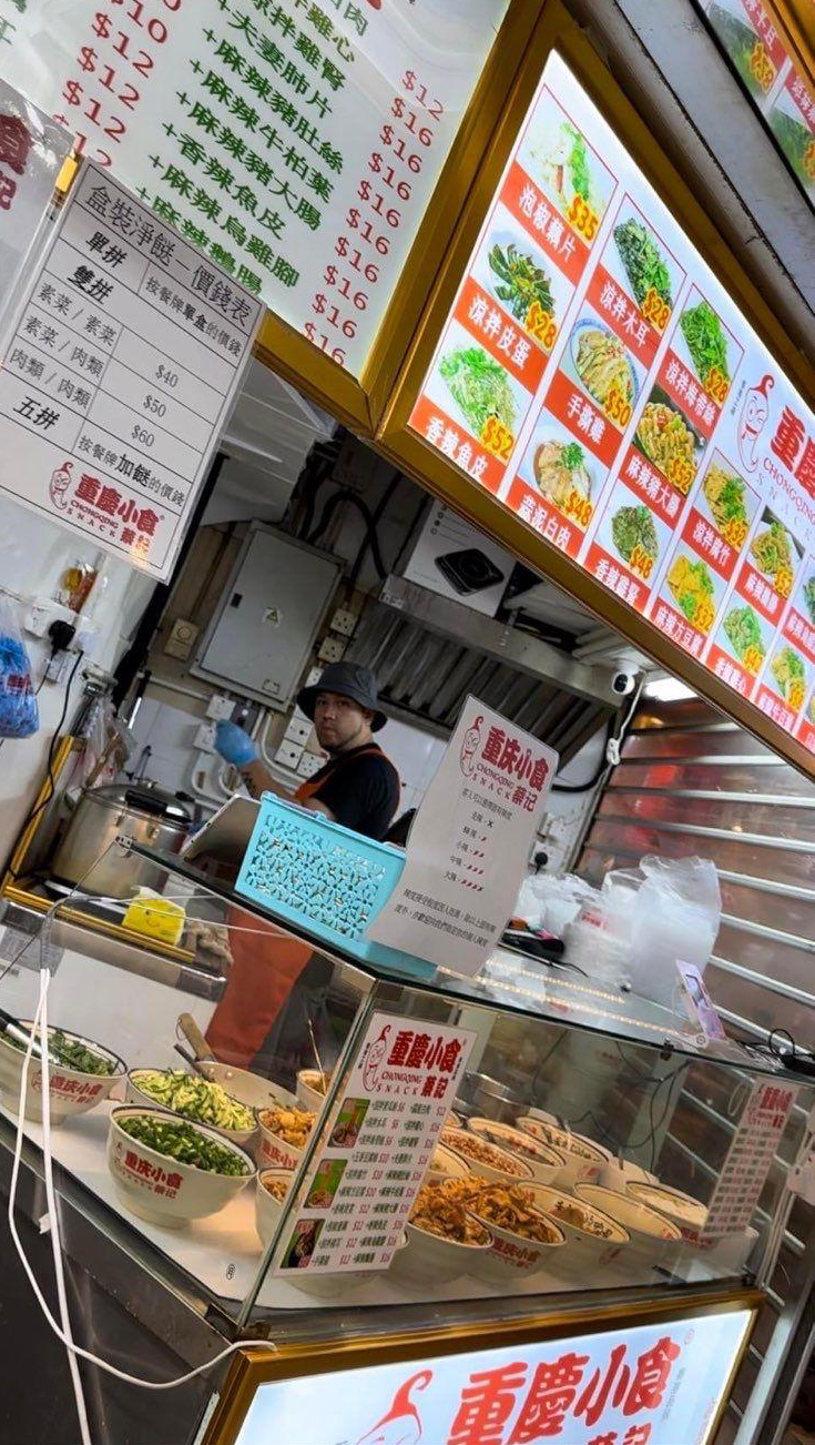 張致恒在小食店打工,一星期返四日。