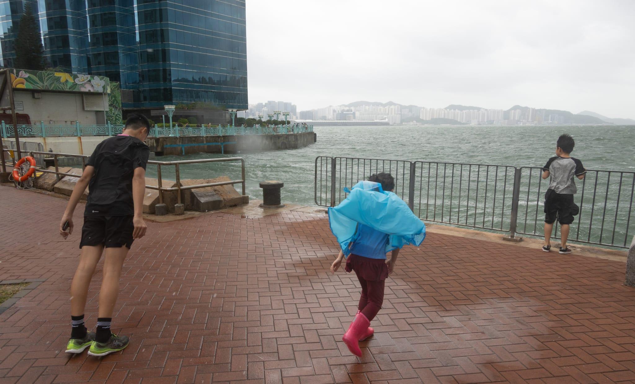 有人借助風力做出向前傾斜的動作。(蘇文傑攝)