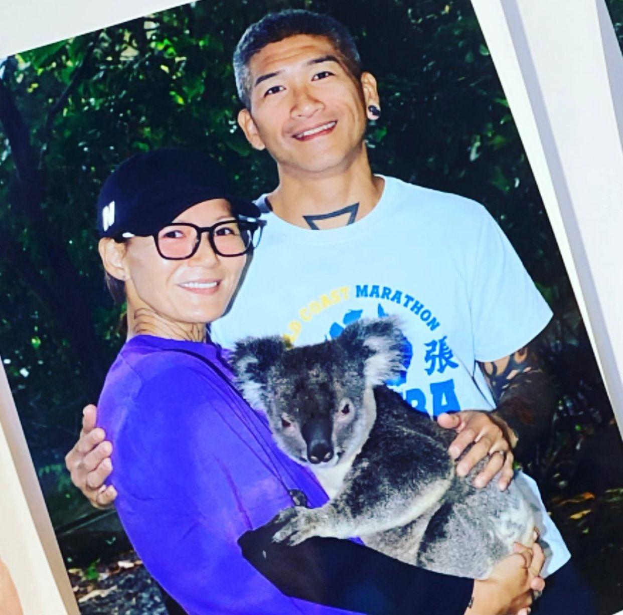 盧巧音抱住樹熊合照。
