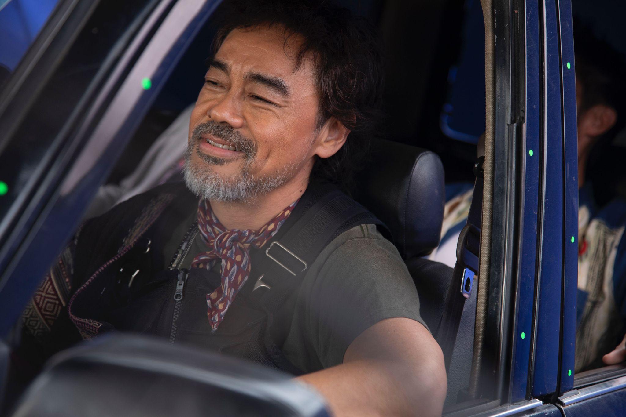 劉青雲的服裝造型比較誇張,近40度高溫依然穿着長褸。