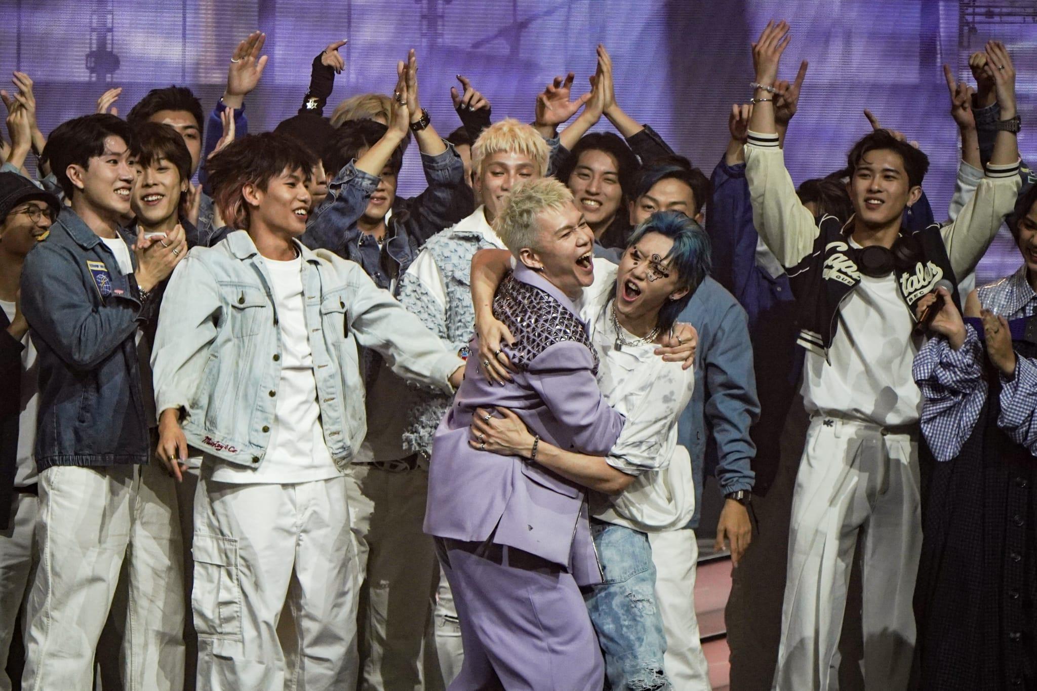 全民造星5總決賽Tsoul與KC擁抱。 (李遁哲攝)