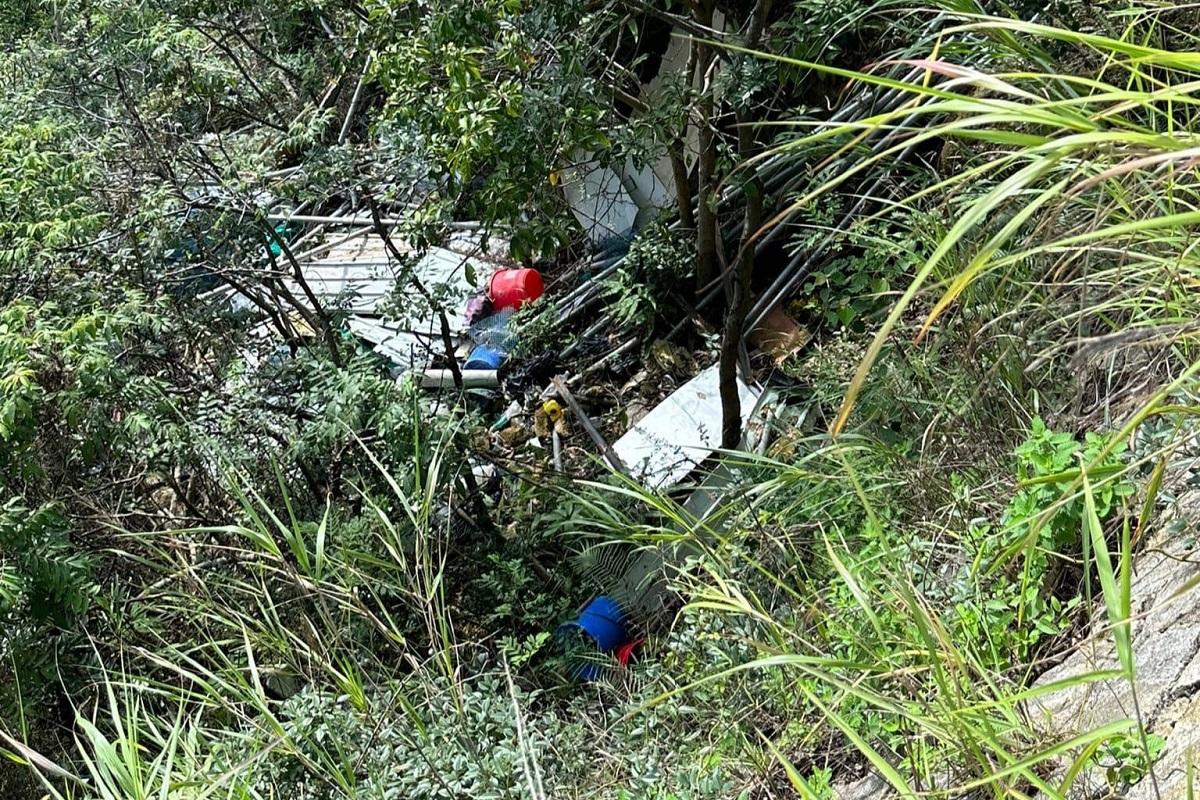 謝淑珍引述居民投訴指,有政府工作人員到魔鬼山清拆僭建物後隨即傾倒在山坡。(謝淑珍FB)