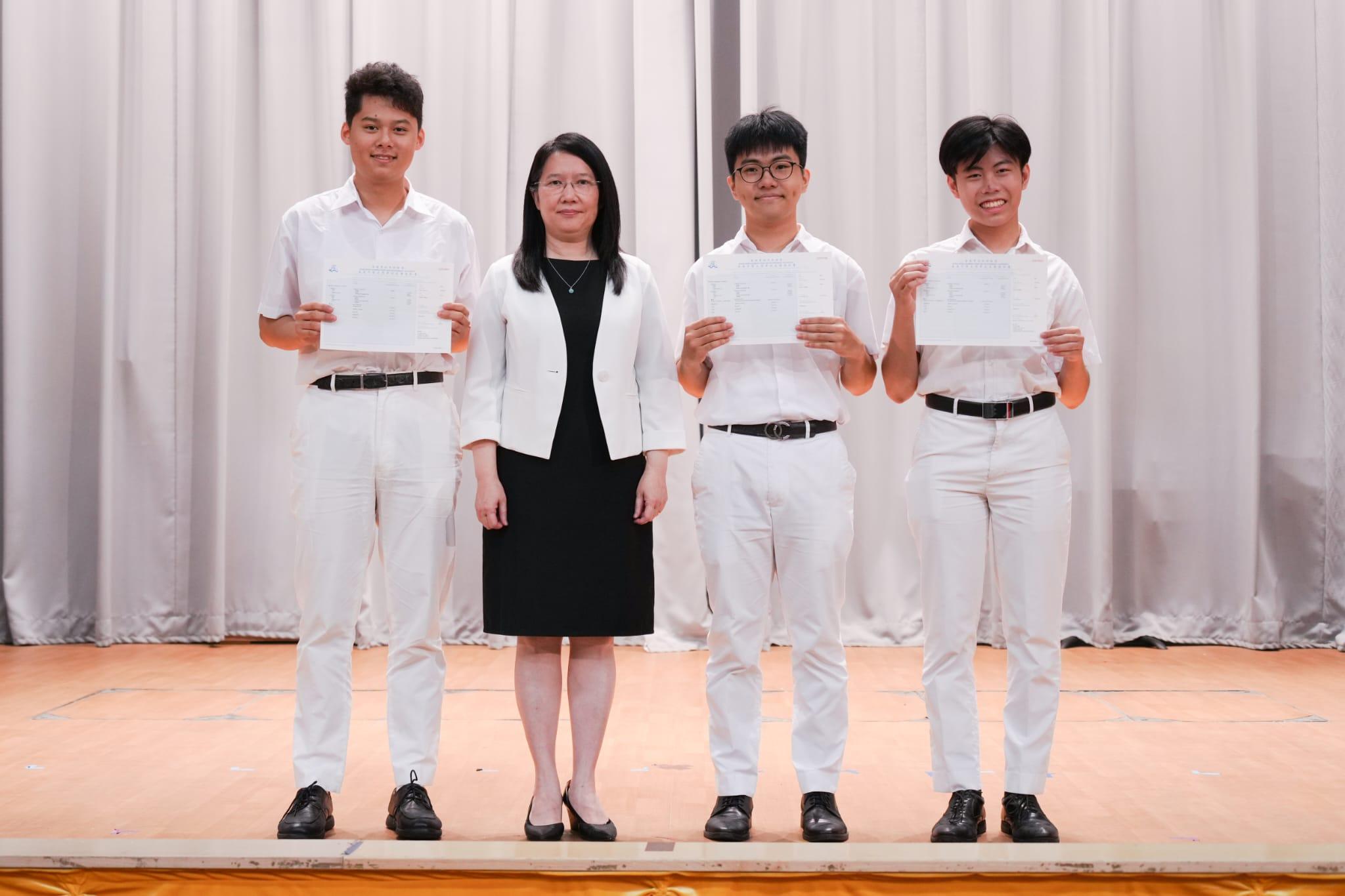 皇仁書院今年誕生一名男狀元,該校學生羅澤嘉(右二)更是「超級狀元」。(李睿哲攝)