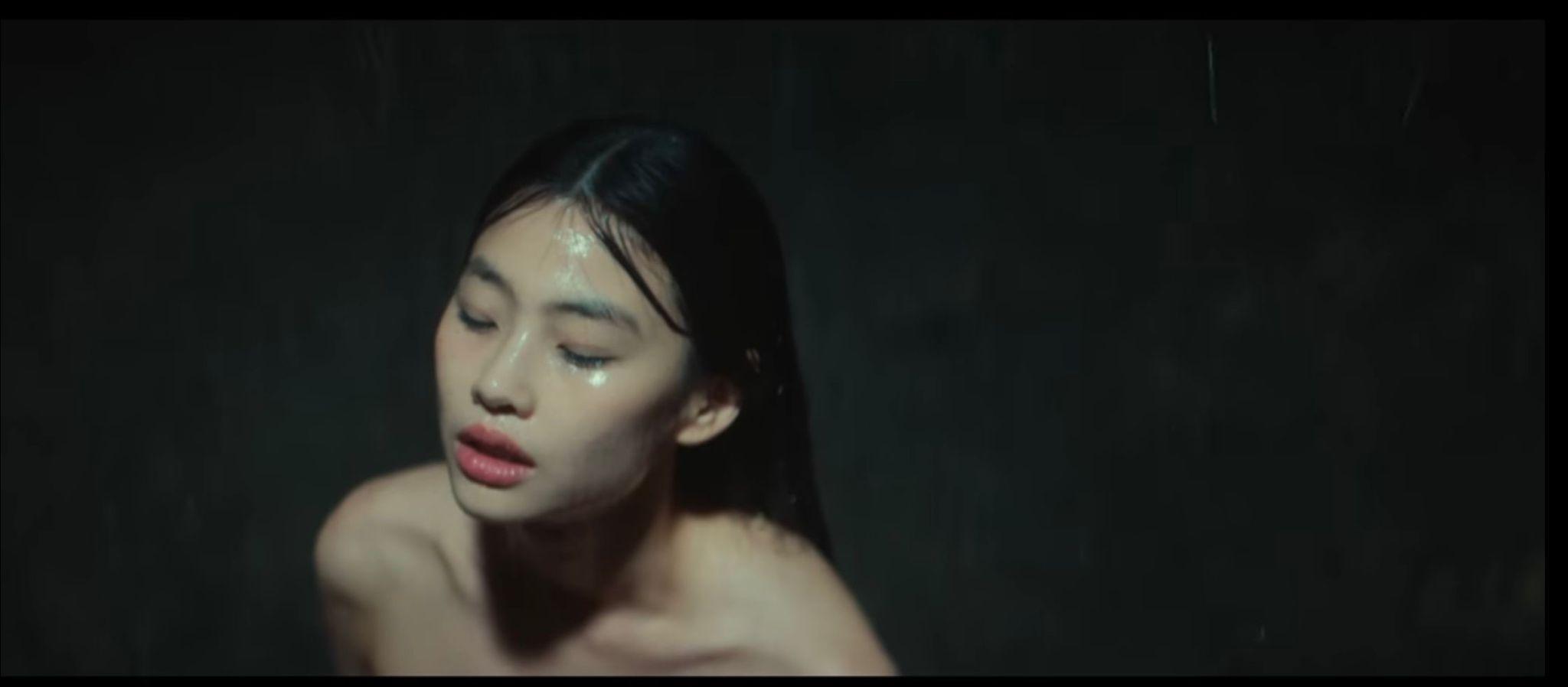 鄭好娟在side A版本中裸身上陣。