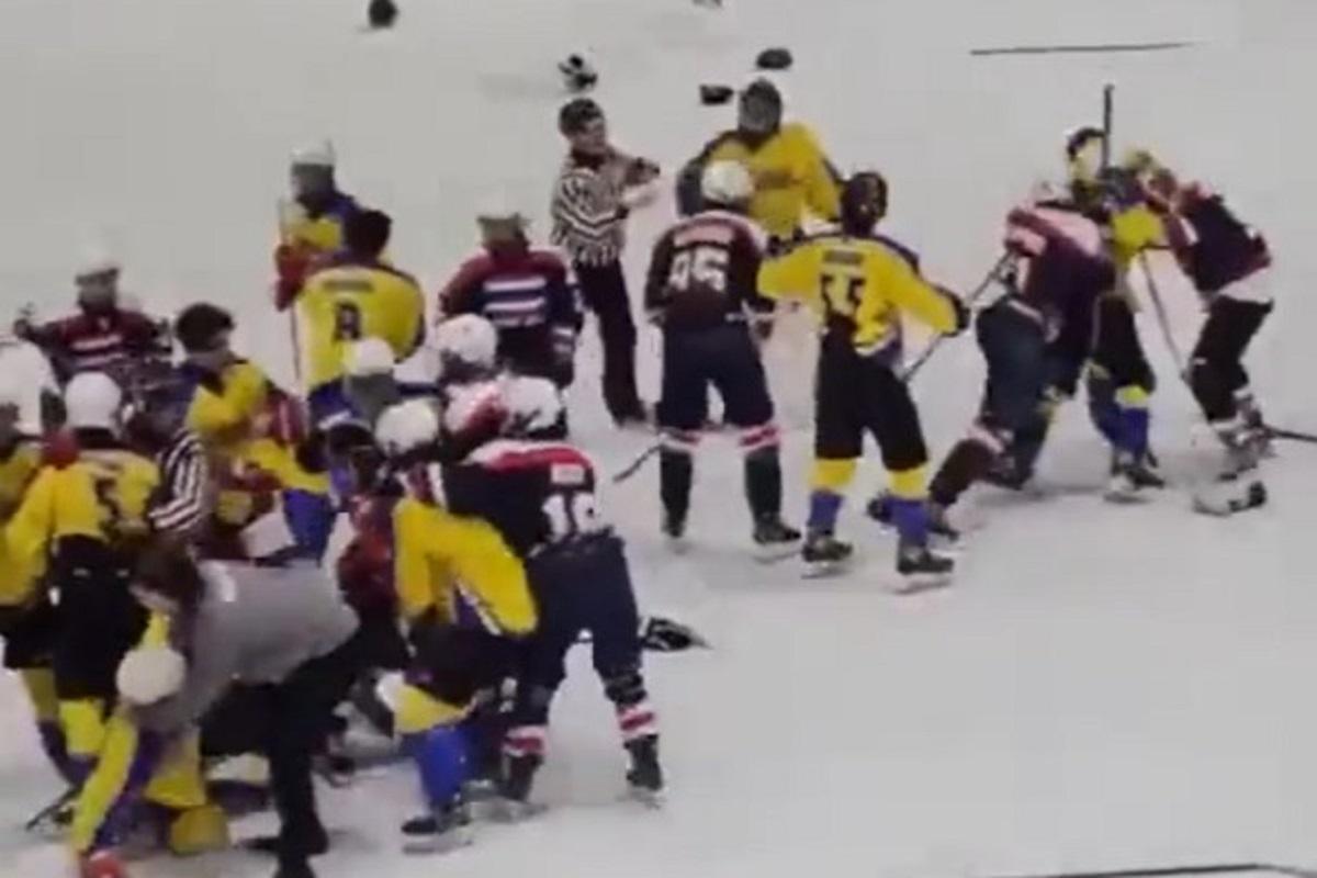 身穿黃衫的港隊賽後與深藍衫的泰國隊握手期間,雙方突變成「混戰」。(網上影片截圖)