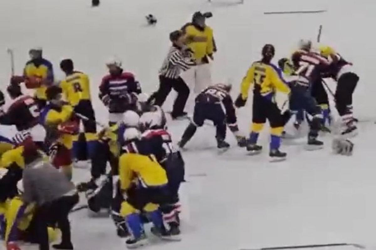 身穿黃衫的港隊賽後與深藍衫的泰國隊握手期間,雙方突變成「混戰」。(網上影片截圖)