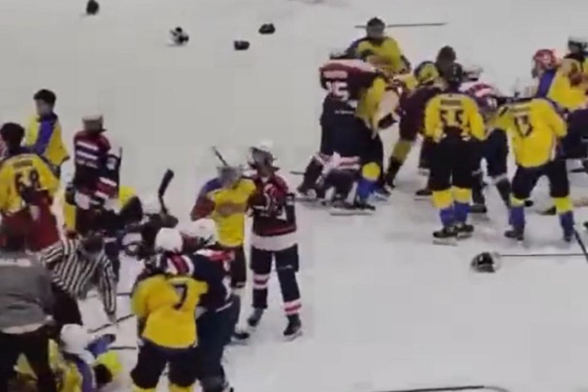 身穿黃衫的港隊賽後與深藍衫的泰國隊握手期間,雙方突變成「混戰」。(網上影片截圖)