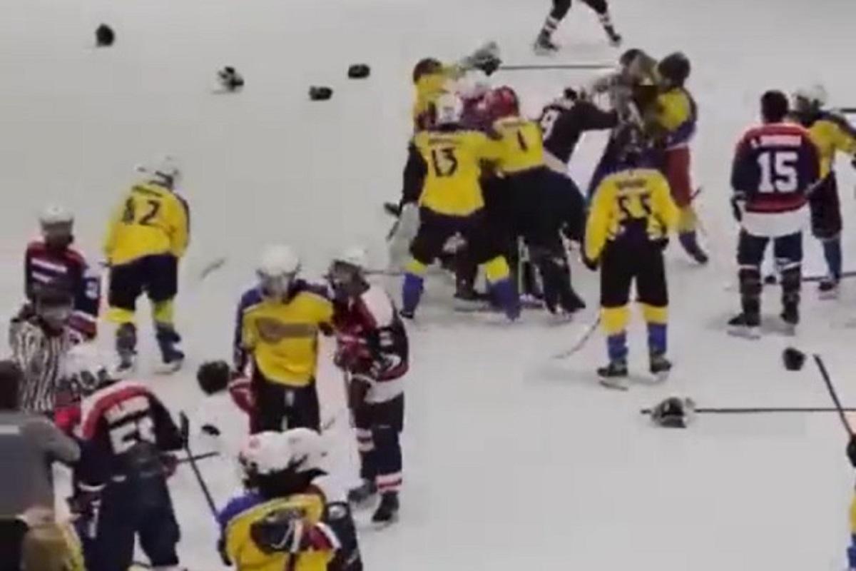 身穿黃衫的港隊賽後與深藍衫的泰國隊握手期間,雙方突變成「混戰」。(網上影片截圖)