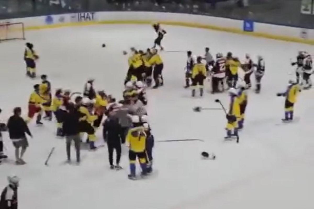 身穿黃衫的港隊賽後與深藍衫的泰國隊握手期間,雙方突變成「混戰」。(網上影片截圖)