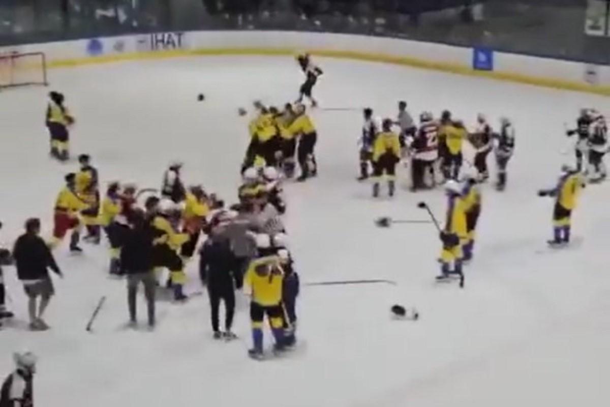 身穿黃衫的港隊賽後與深藍衫的泰國隊握手期間,雙方突變成「混戰」。(網上影片截圖)