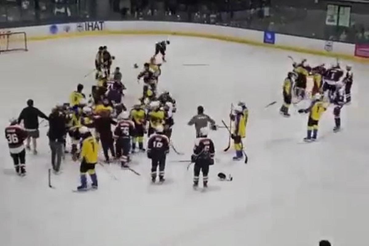 身穿黃衫的港隊賽後與深藍衫的泰國隊握手期間,雙方突變成「混戰」。(網上影片截圖)