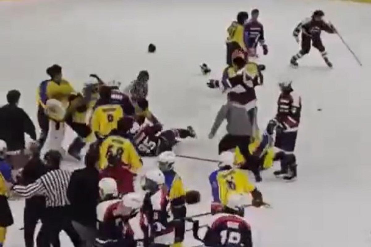 身穿黃衫的港隊賽後與深藍衫的泰國隊握手期間,雙方突變成「混戰」。(網上影片截圖)