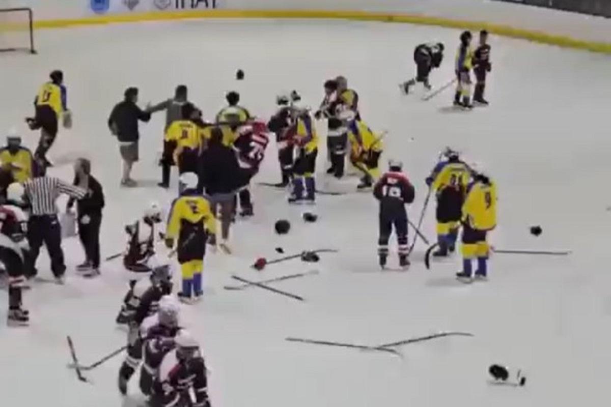 身穿黃衫的港隊賽後與深藍衫的泰國隊握手期間,雙方突變成「混戰」。(網上影片截圖)