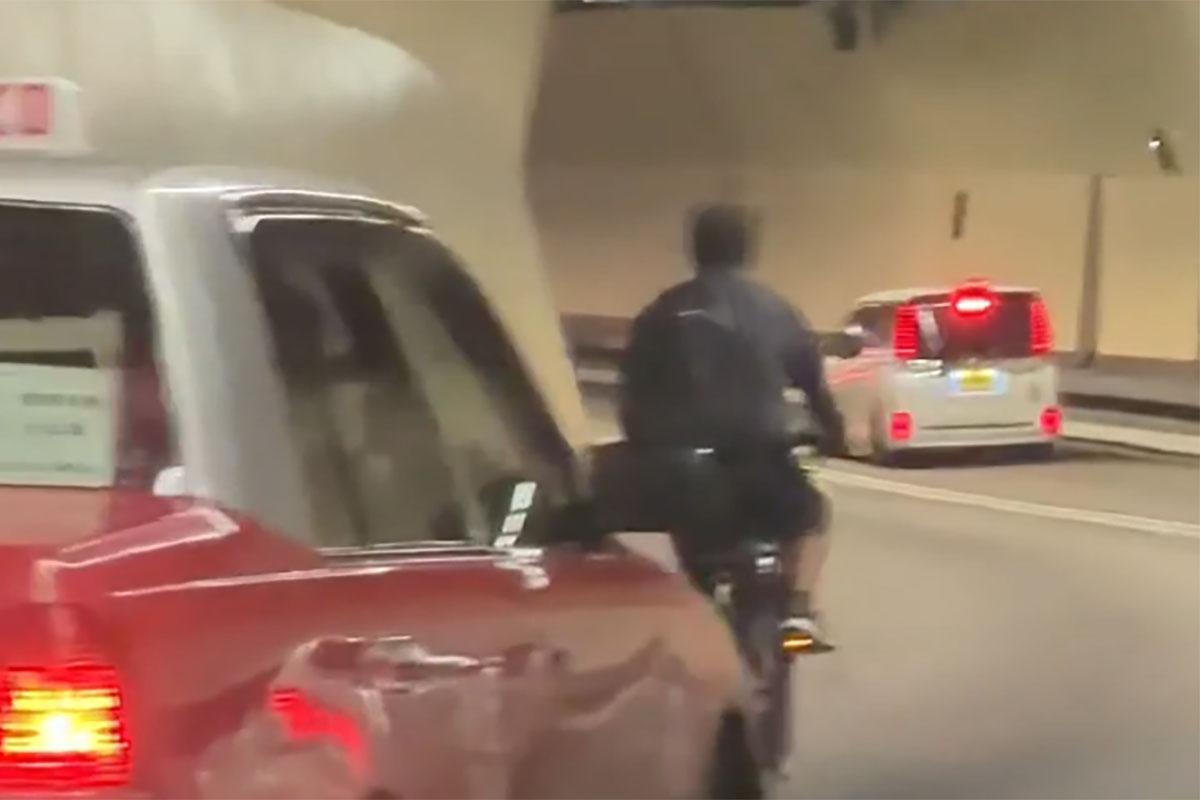 有男子在海底隧道管道內踩單車往九龍方向。(網民Sharon Wong@FB群組「車cam L(香港群組)」)