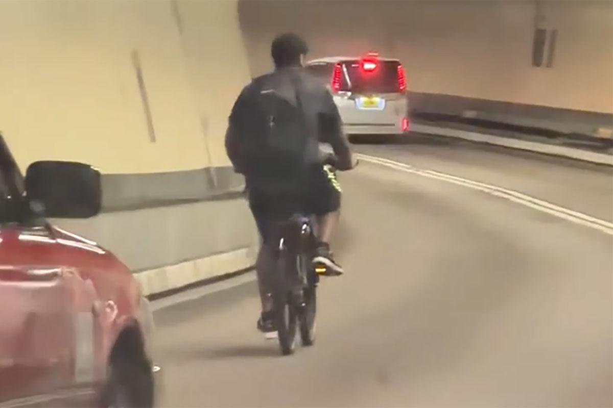 有男子在海底隧道管道內踩單車往九龍方向。(網民Sharon Wong@FB群組「車cam L(香港群組)」)
