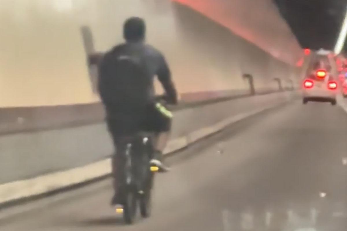 有男子在海底隧道管道內踩單車往九龍方向。(網民Sharon Wong@FB群組「車cam L(香港群組)」)