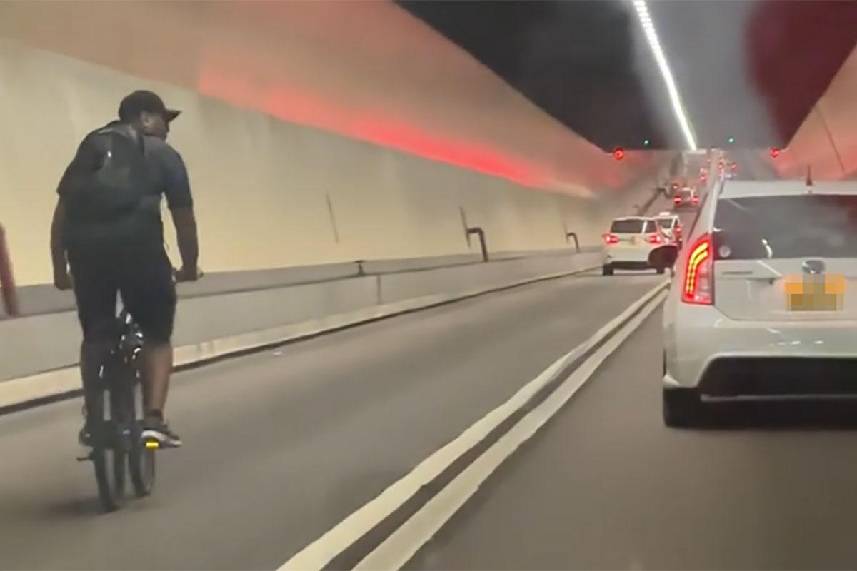 有男子在海底隧道管道內踩單車往九龍方向。(網民Sharon Wong@FB群組「車cam L(香港群組)」)