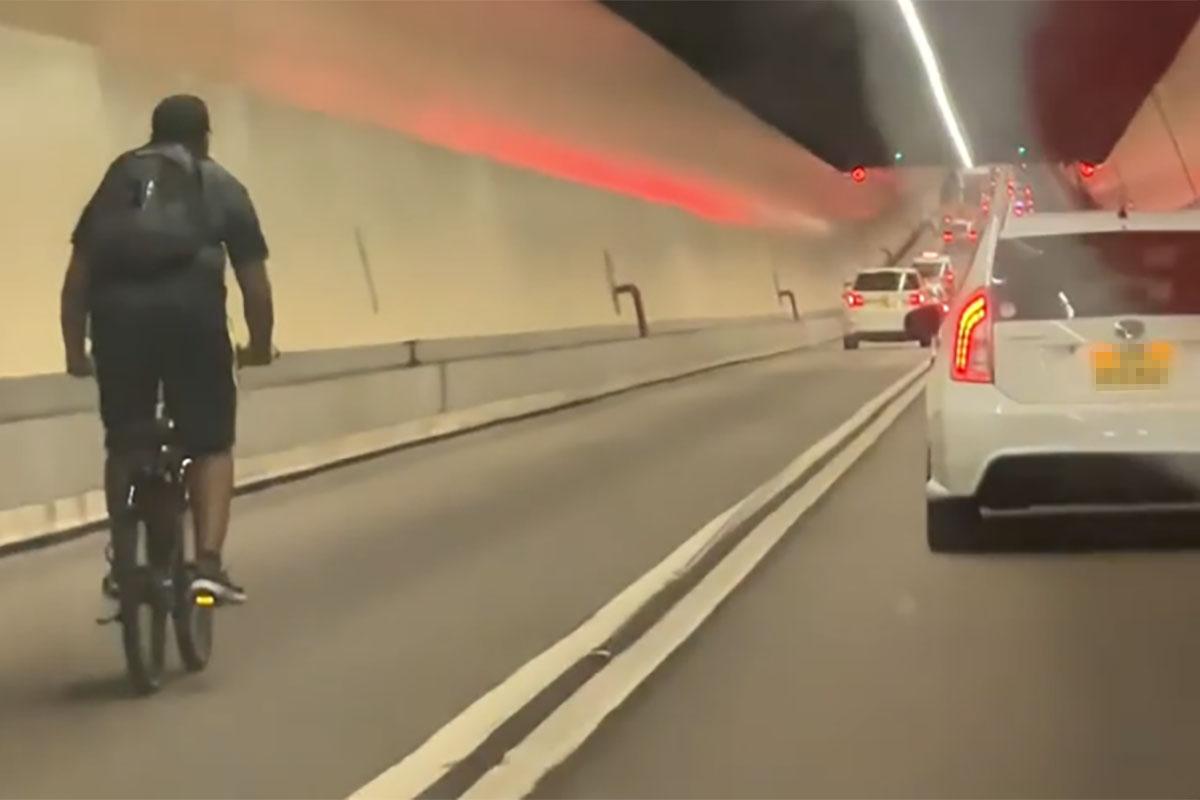 有男子在海底隧道管道內踩單車往九龍方向。(網民Sharon Wong@FB群組「車cam L(香港群組)」)