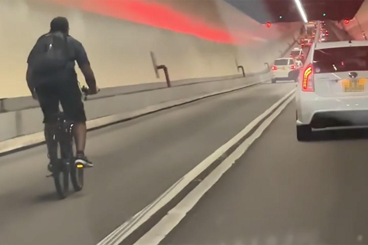 有男子在海底隧道管道內踩單車往九龍方向。(網民Sharon Wong@FB群組「車cam L(香港群組)」)