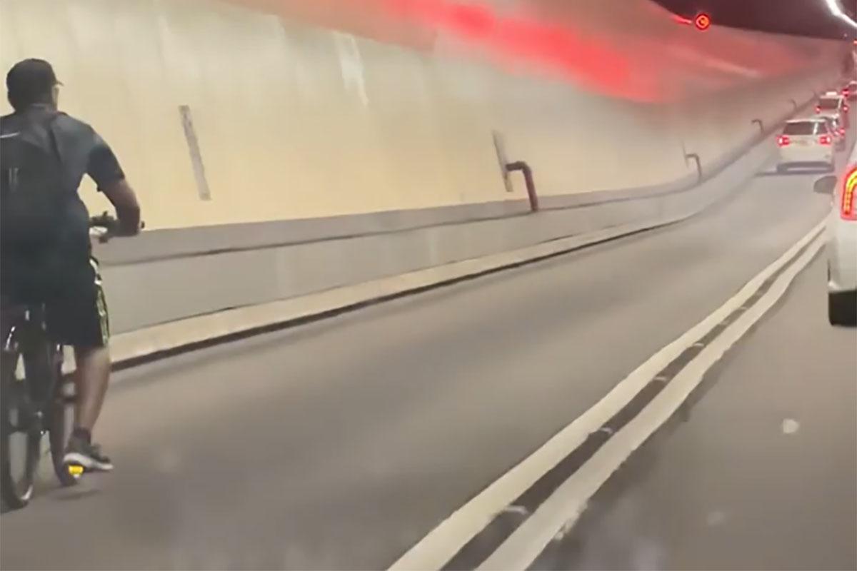 有男子在海底隧道管道內踩單車往九龍方向。(網民Sharon Wong@FB群組「車cam L(香港群組)」)
