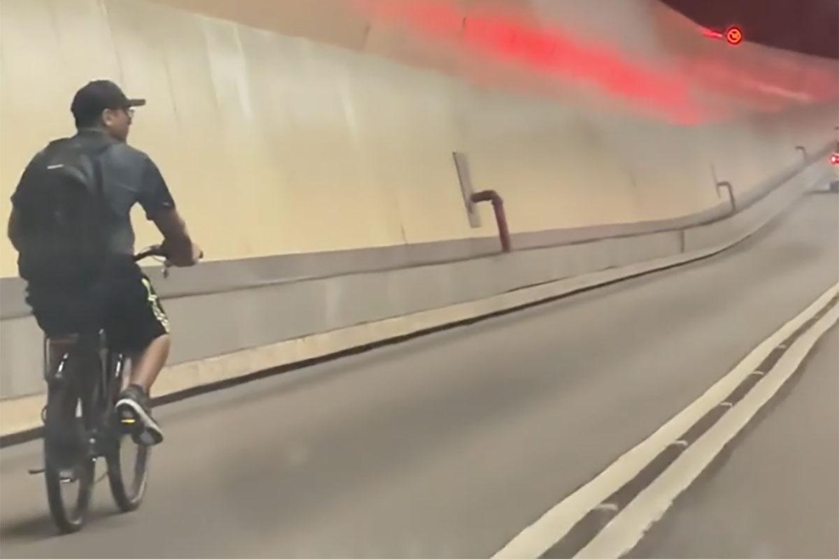 有男子在海底隧道管道內踩單車往九龍方向。(網民Sharon Wong@FB群組「車cam L(香港群組)」)