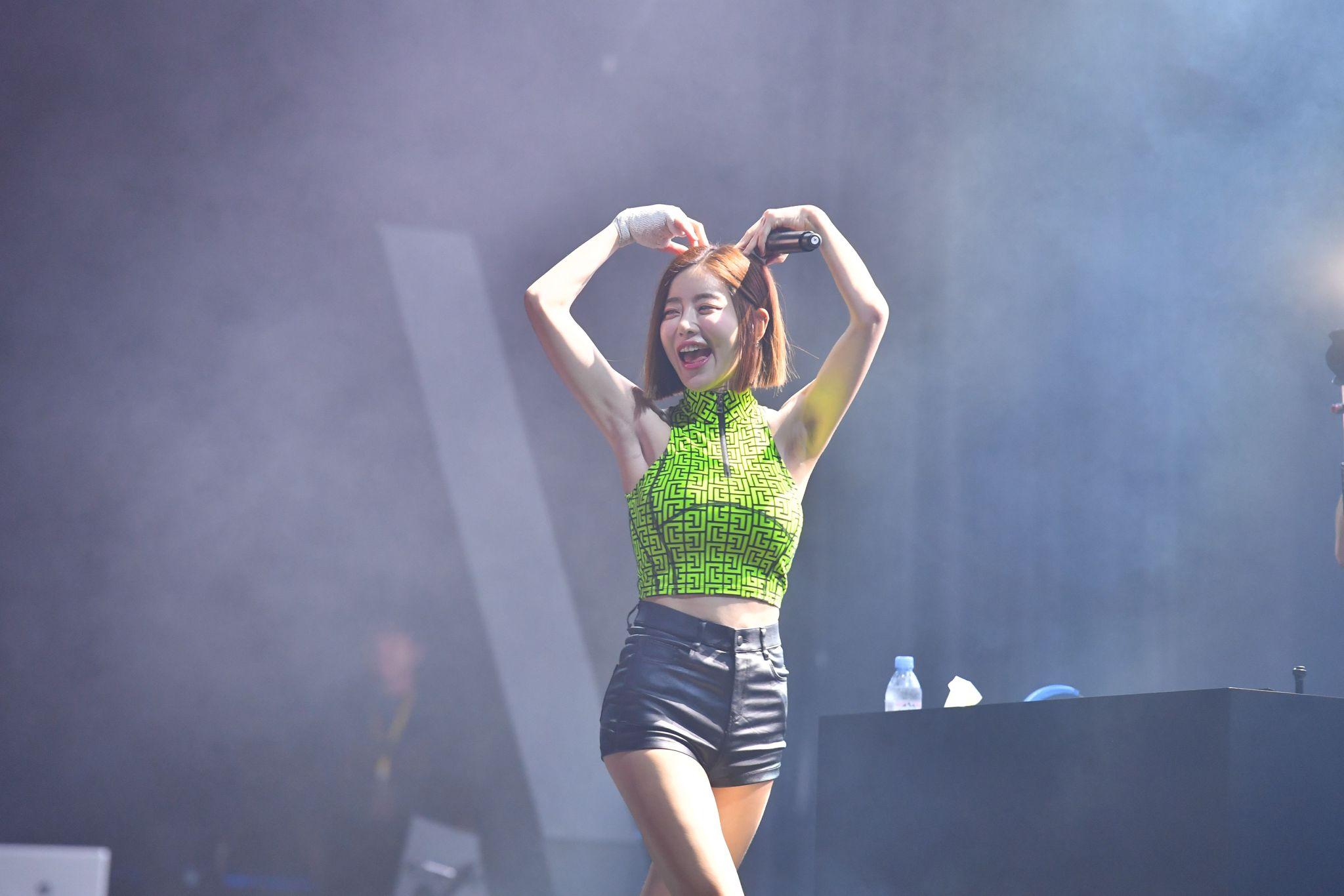 DJ Soda性感站台,表示望多些機會來香港表演。