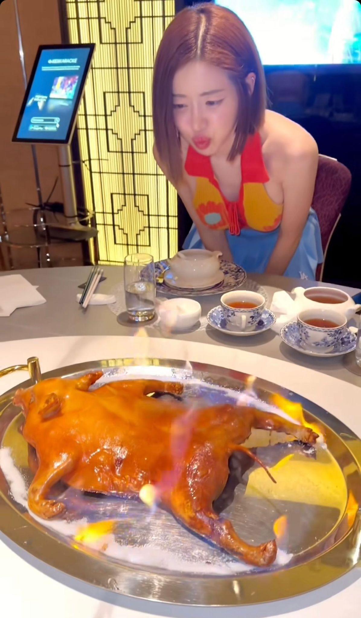 DJ Soda抵港後獲安排食燒乳豬。
