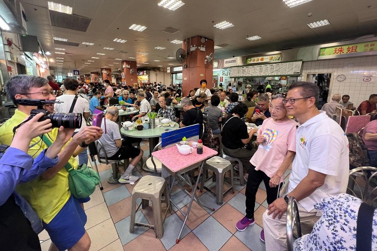 陳茂波早上到大埔墟街市及熟食中心食早餐,又與附近市民交談。(陳茂波網誌)