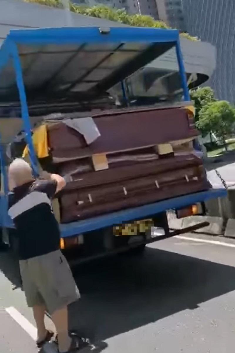 尖沙咀有一副棺材從貨車上跌到路面。(網上圖片)