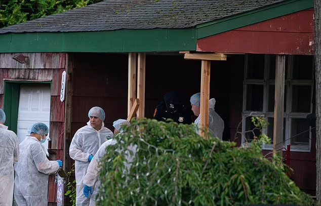 探員在疑犯寓所搜證。(美聯社)