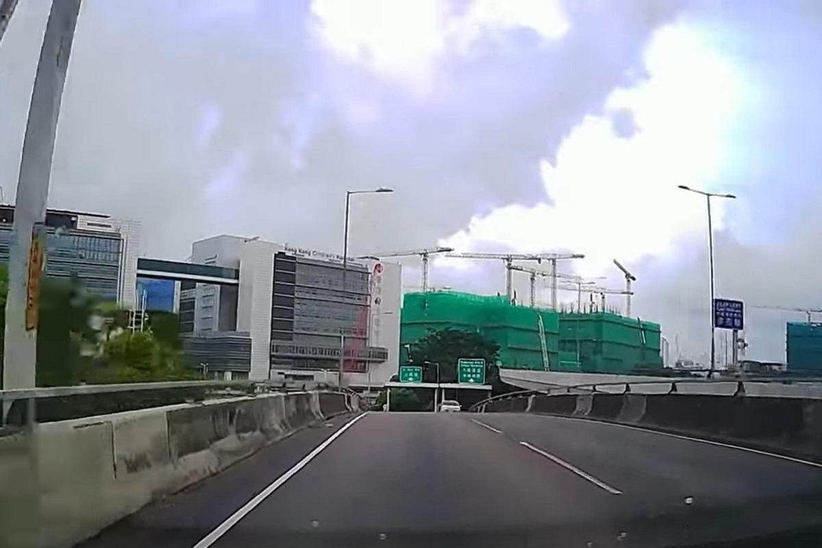 有私家車周日早上從觀塘繞道支路逆線駛上觀塘繞道。(網民Anthony Li影片截圖@FB群組「馬路的事討論區」)