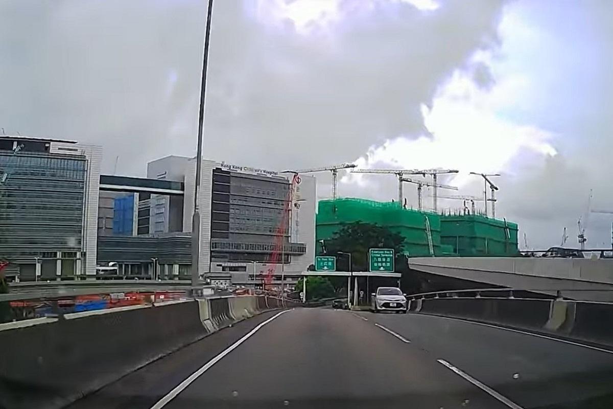 有私家車周日早上從觀塘繞道支路逆線駛上觀塘繞道。(網民Anthony Li影片截圖@FB群組「馬路的事討論區」)