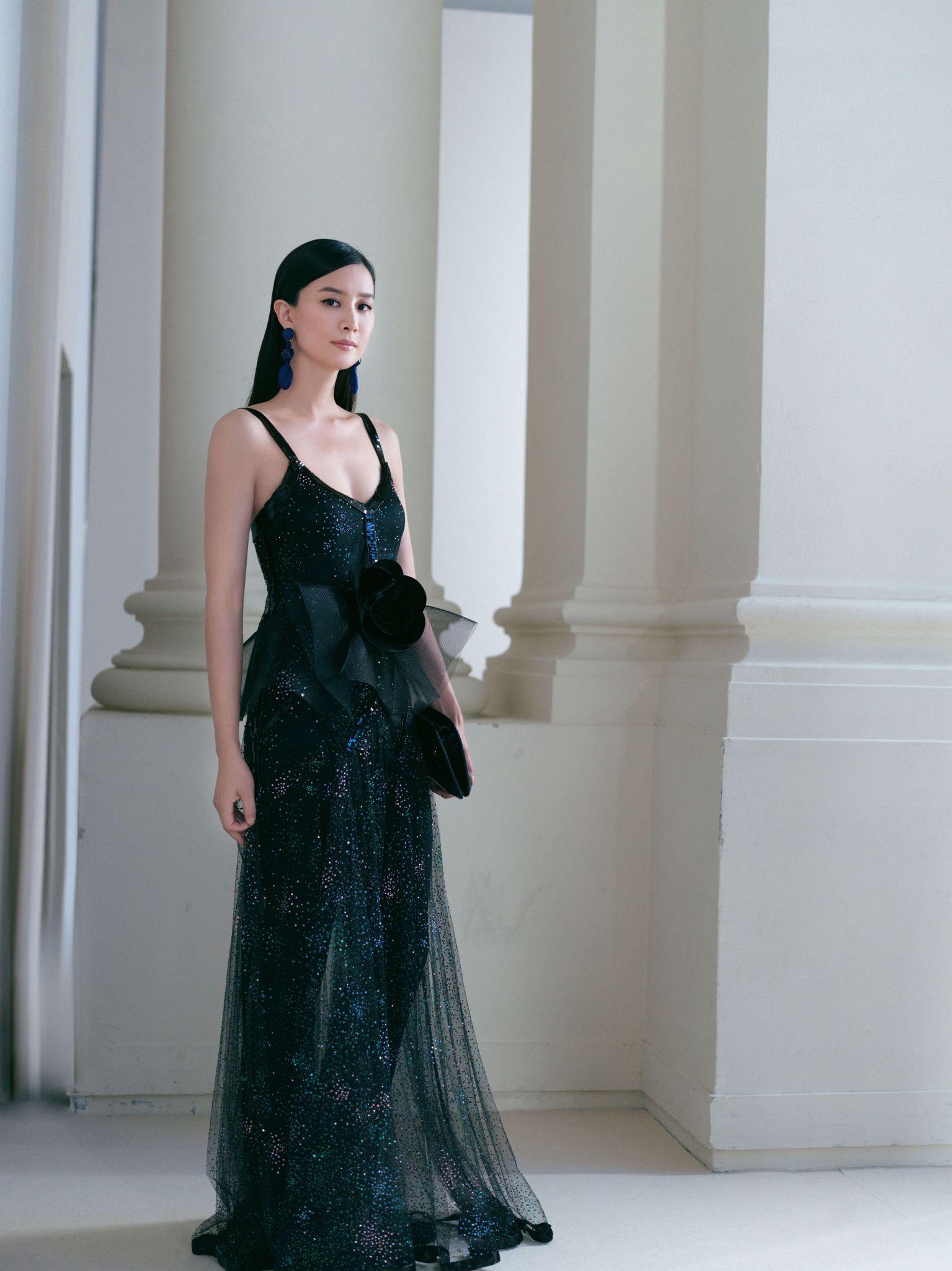 陳法拉獲邀到巴黎出席Giorgio Armani Prive 2023秋冬高級訂制系列時裝騷。