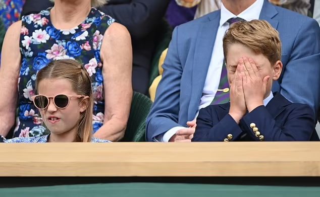 夏洛特及喬治觀看溫布頓網賽。(美聯社、路透社、互聯網)