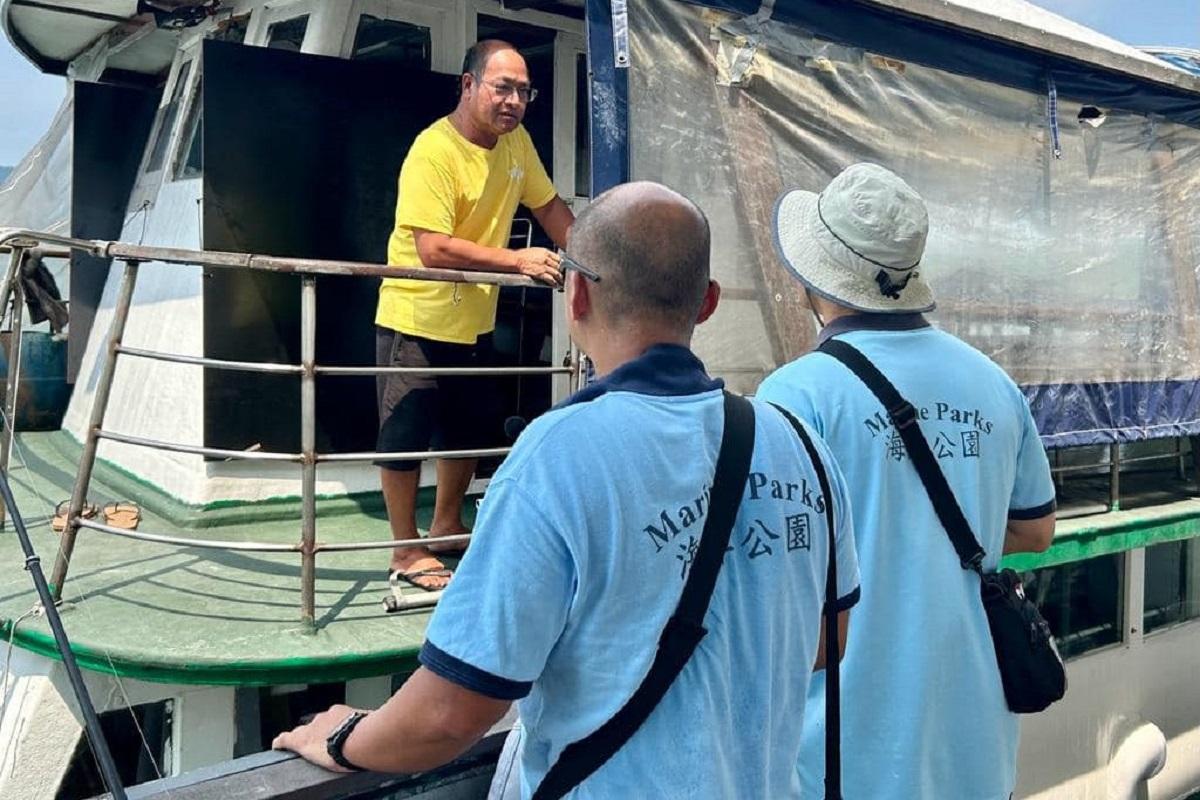 漁護署在西貢碼頭一帶加強宣傳不要出海「追鯨」。(陳國基FB)